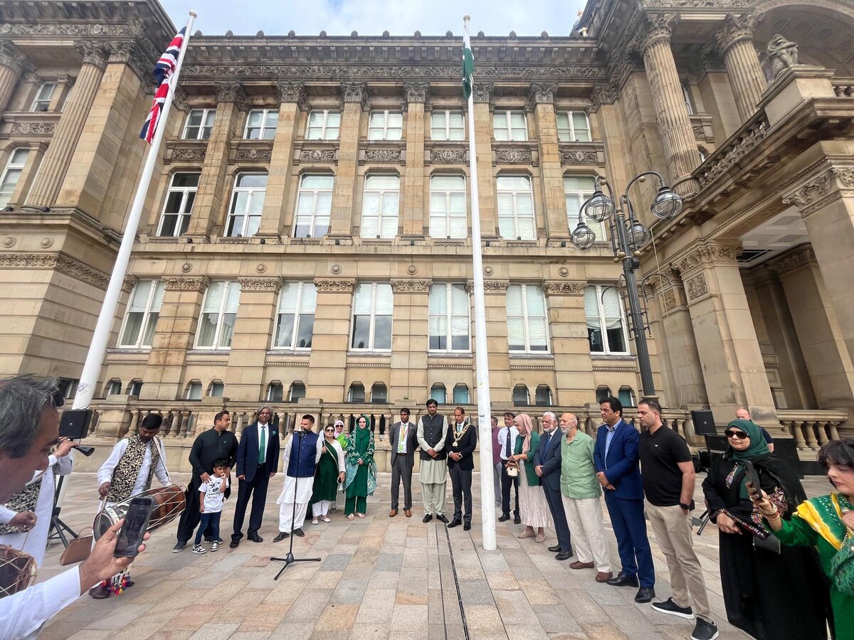 Мэр Бирмингема на церемонии поднятия пакистанского флага