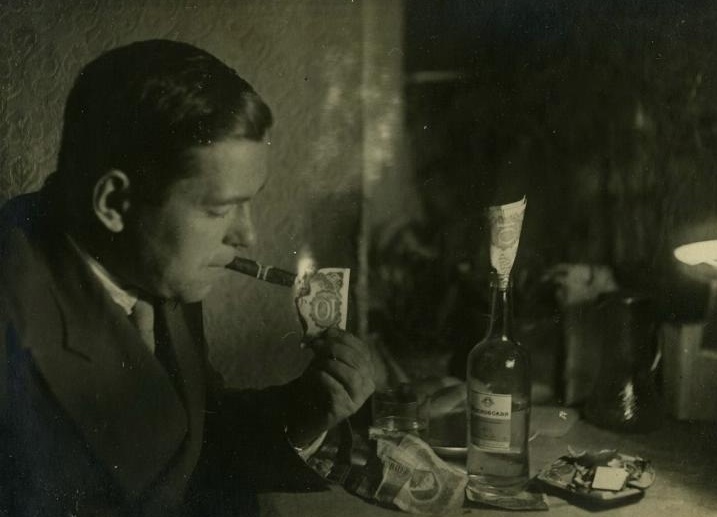 Какая средняя зарплата была по довоенному Союзу (на фото прикуривает банкнотой 10 червонцев, это 100 рублей на конец 30-х годов)