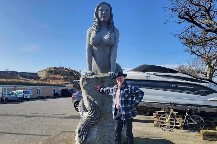 Скульптор Петер Бех на фоне «Большой русалки»