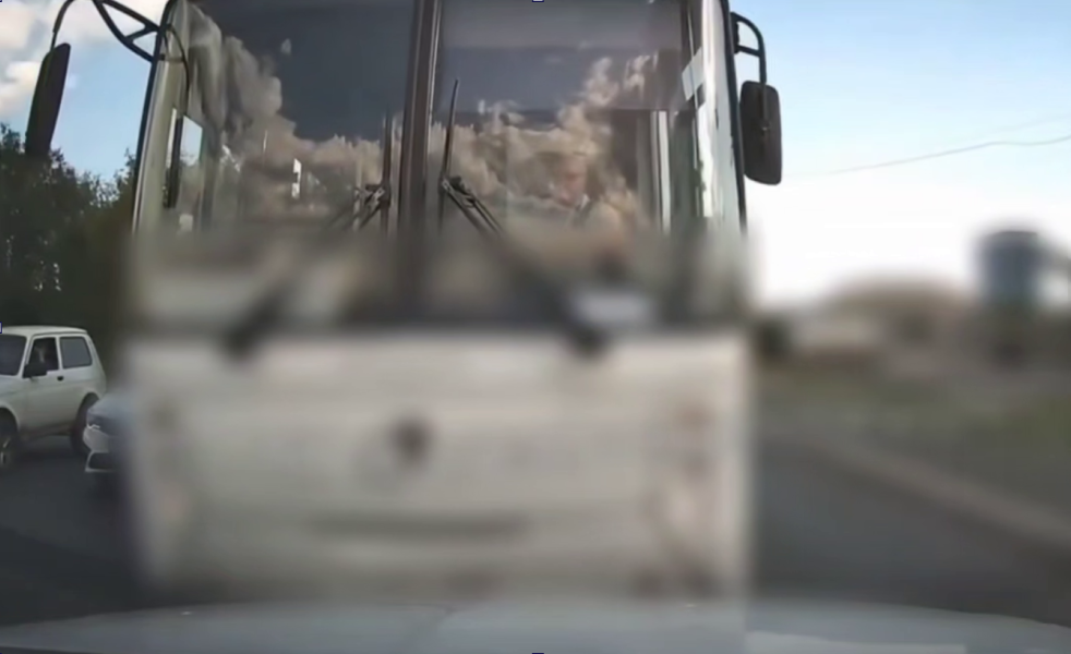    В Оренбурге пассажирский автобус выехал на встречную полосу (видео)