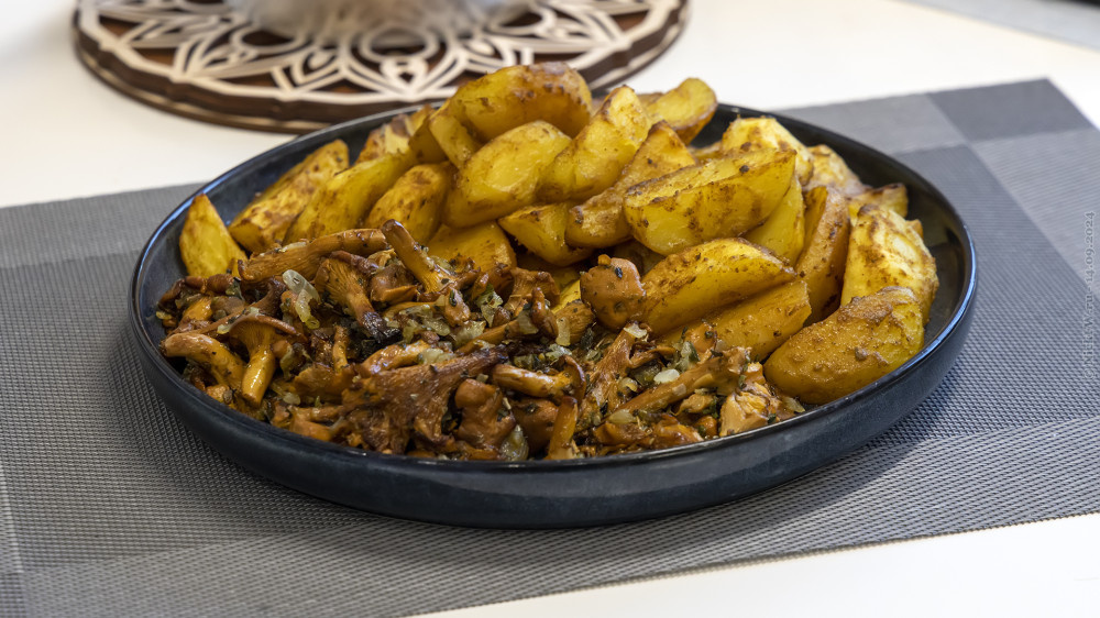 1. Жареные лисички и запечённый картофель... © NickFW.ru — 14.09.2024г.