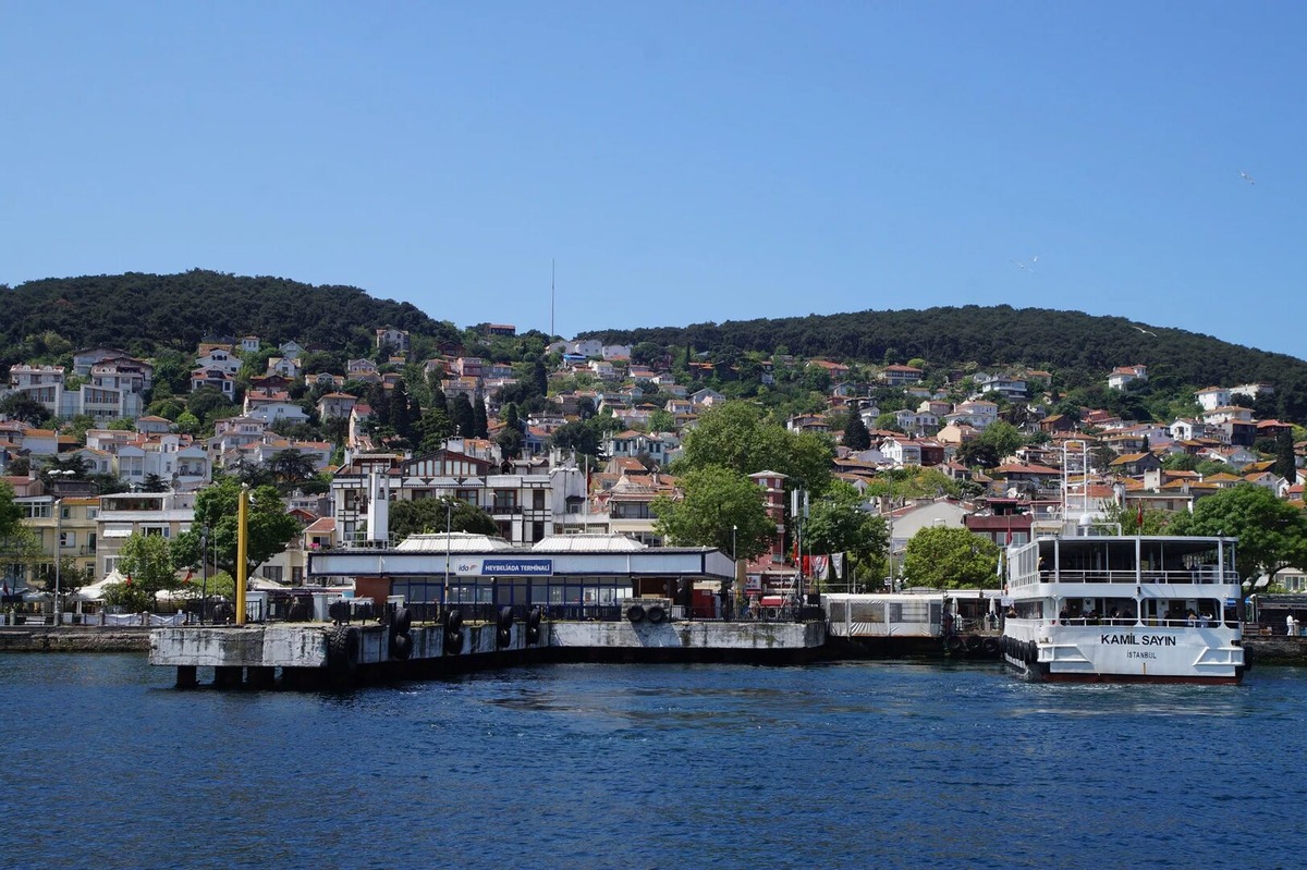 Вид на остров с парома