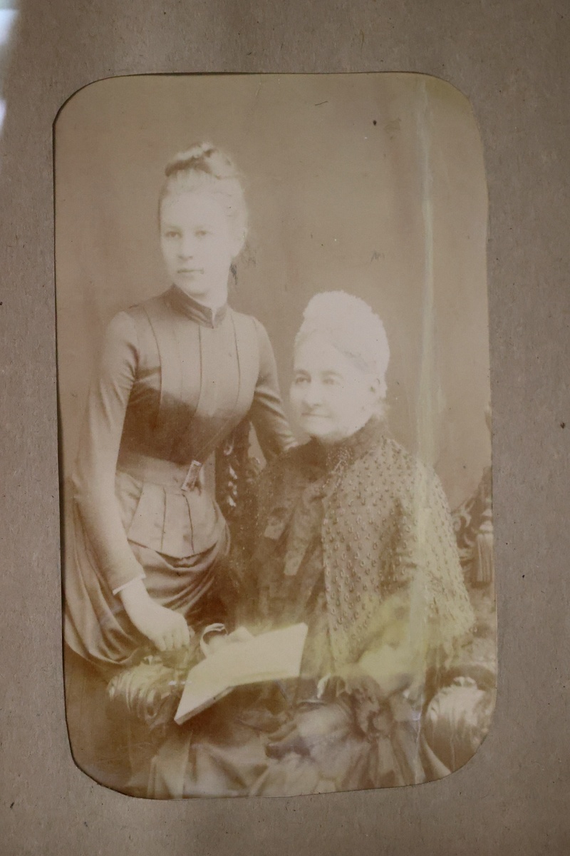 Ольга Дмитриевна с бабушкой Эрнестиной Федоровной. 