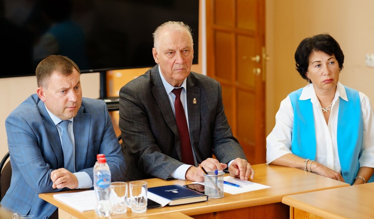     Директор АО "Птицефабрика Чайковская" П.Бельков и глава ЧГО Алексей Агафонов. Источник: chaikovskie.ru Автор фото: Пресс-служба администрации Чайковского ГО