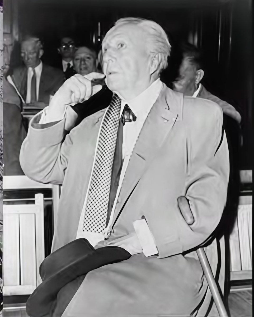 Фрэнк Ллойд Райт — американский архитектор, создатель «органической архитектуры» и приверженец открытого плана. Созданные им «дома прерий» стали прообразом американской жилой архитектуры XX века.