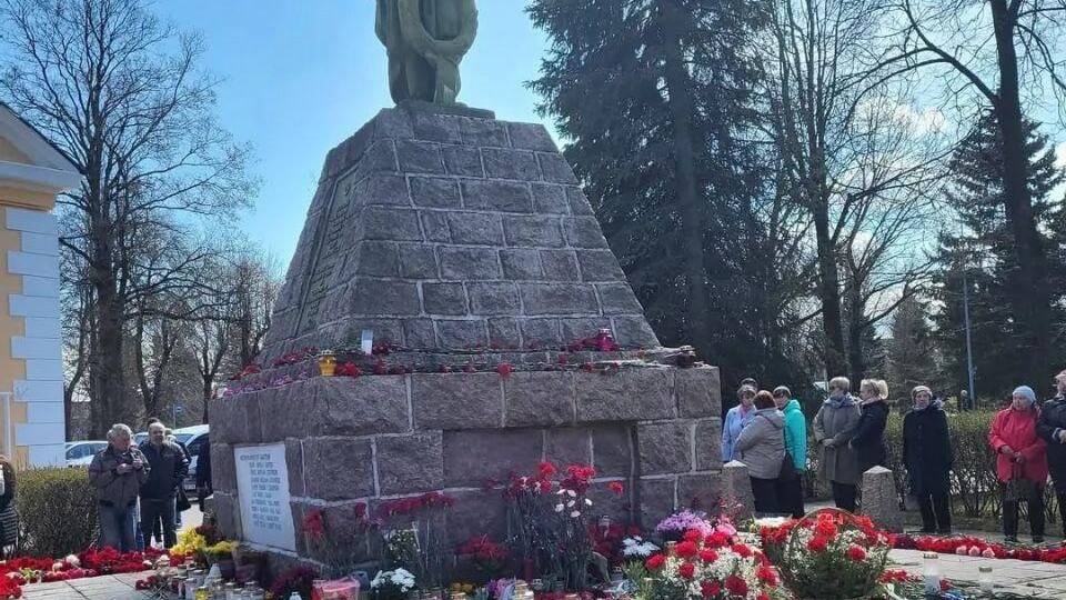 В Эстонии власти раскопали братскую могилу советских солдат