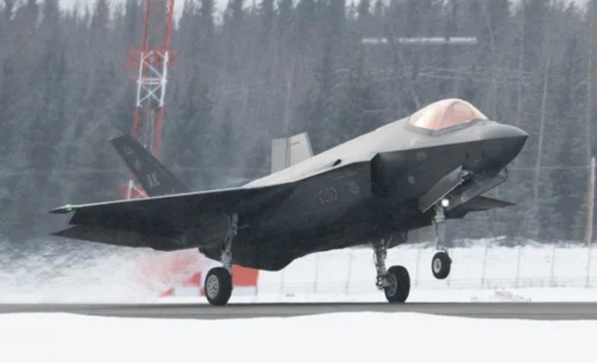 F-35A Lightning II ВВС США на авиабазе Эйлсон