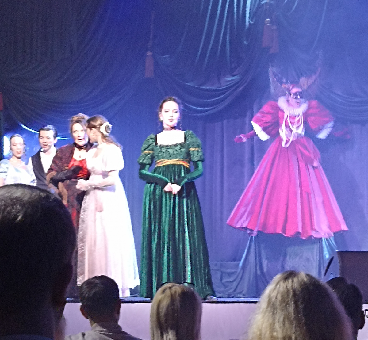 Сцена из спектакля. Фото мое.