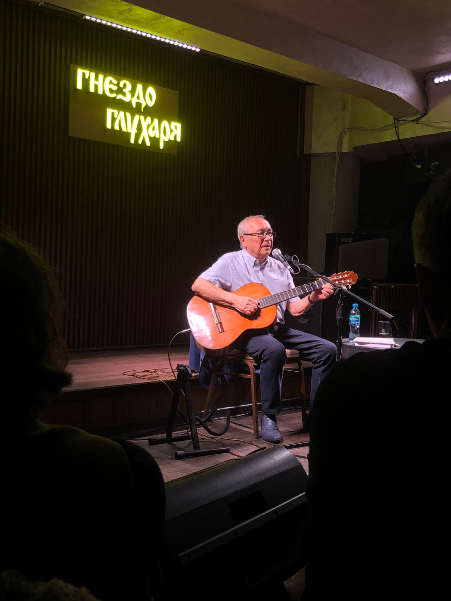 Юлий Ким, как и большинство бардов того поколения, играет на 6-струнках, настроенных по семистрункам, просто - без одной "лишней" струны