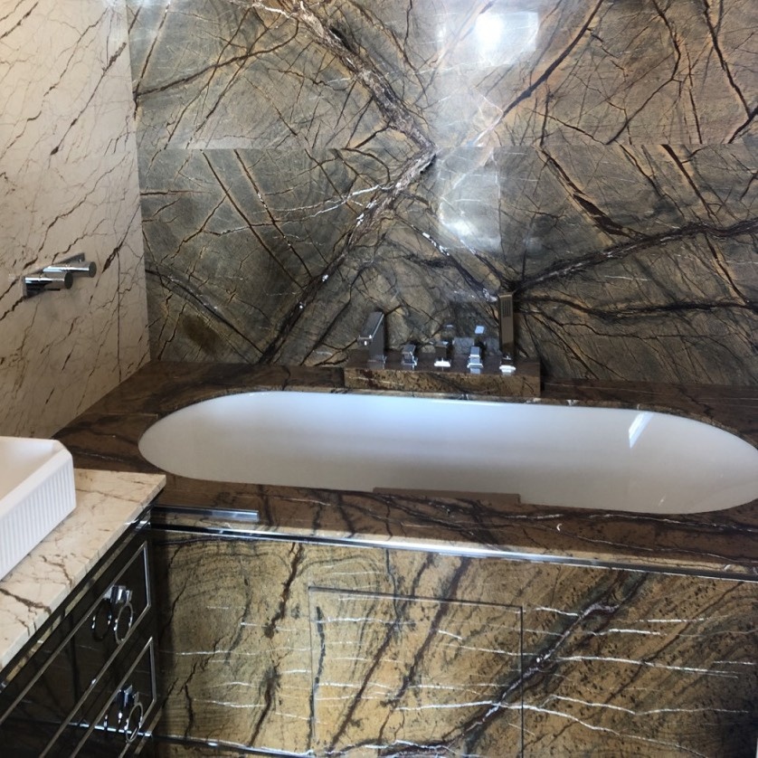 На фото: зеленые оттенки в отделке ванной комнаты