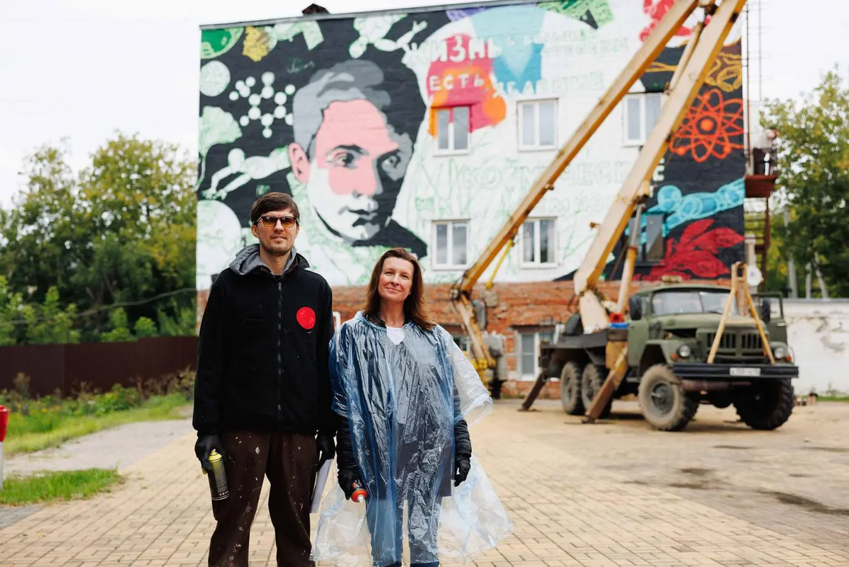 Художники Миша Most и Юлия Агеносова в процессе создания мурала. Пресс-служба фестиваля 