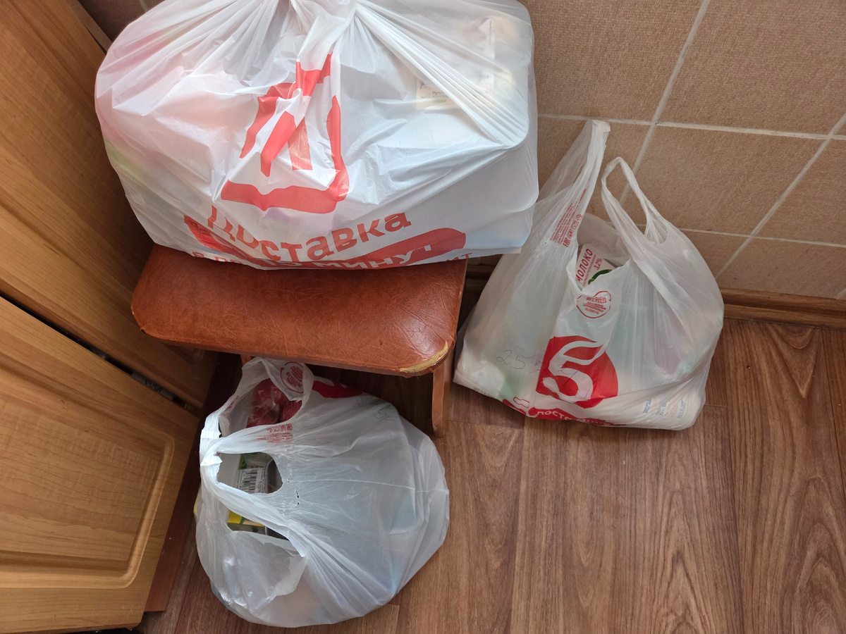 Обратите внимание на стул, углы стали с залысинами... вот для них покупала стёганую на поролоне экокожу. Вам рассказывала. Пока руки не дошли до этого важного дела. Всё по больницам да по больницам...