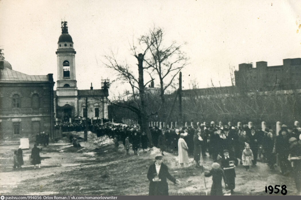 В пасхальный день на Калитниковском кладбище. 1958 год. Автор Орлов В. А.