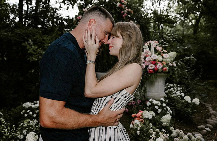    Тревис Келси и Тейлор Свифт.социальная сеть Тейлор Свифт/REUTERS