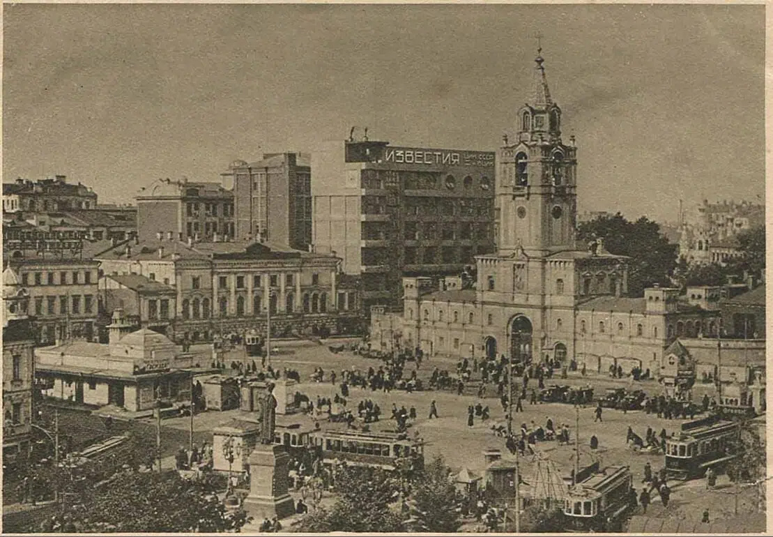 Вид на здание газеты Известия и колокольню Страстного монастыря. Автор фото неизвестен.