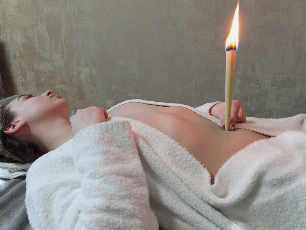 В мире нетрадиционной медицины и духовных практик существует множество на первый взгляд необычных методов оздоровления, и один из самых загадочных — использование пупочных свечей для очищения организма и балансировки чакр. 