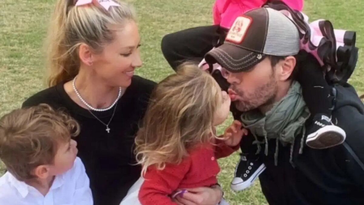    Анна Курникова и Энрике Иглесиас с детьми