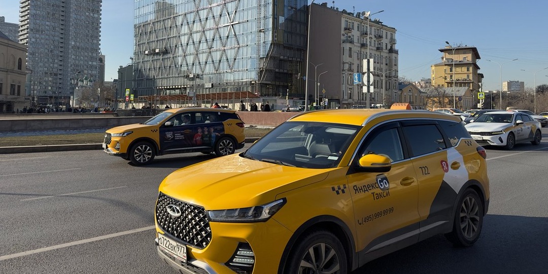 В России хотят запретить таксистам парковаться во дворах