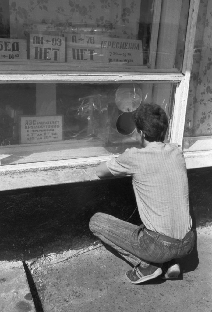 Водитель пытается узнать, когда появится топливо на АЗС. СССР, август 1990 года. Фото: Александр Овчинников, ТАСС