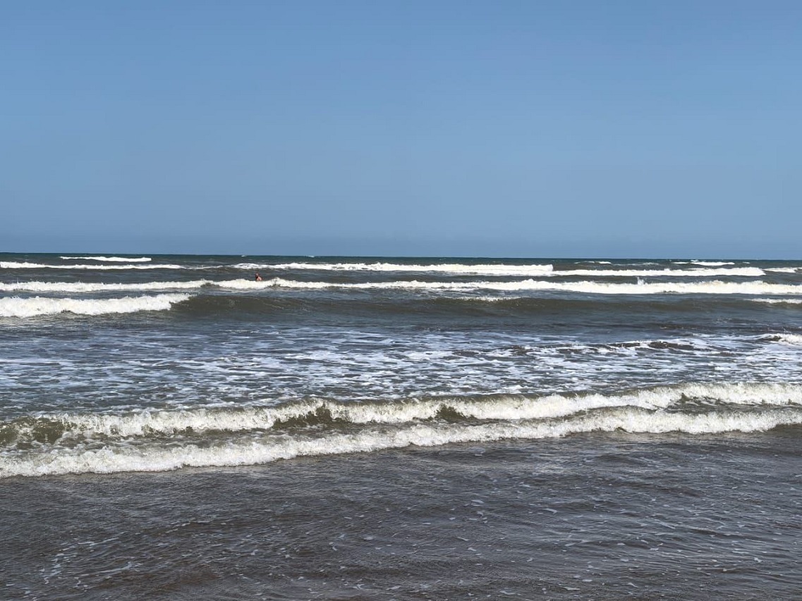 Вода в Каспии теплая, но на море сильные волны.  Фото: Фото предоставлено героиней публикации
