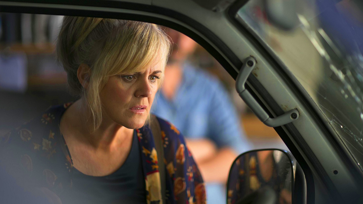 кадр из сериала "Расследования мадам Блан"