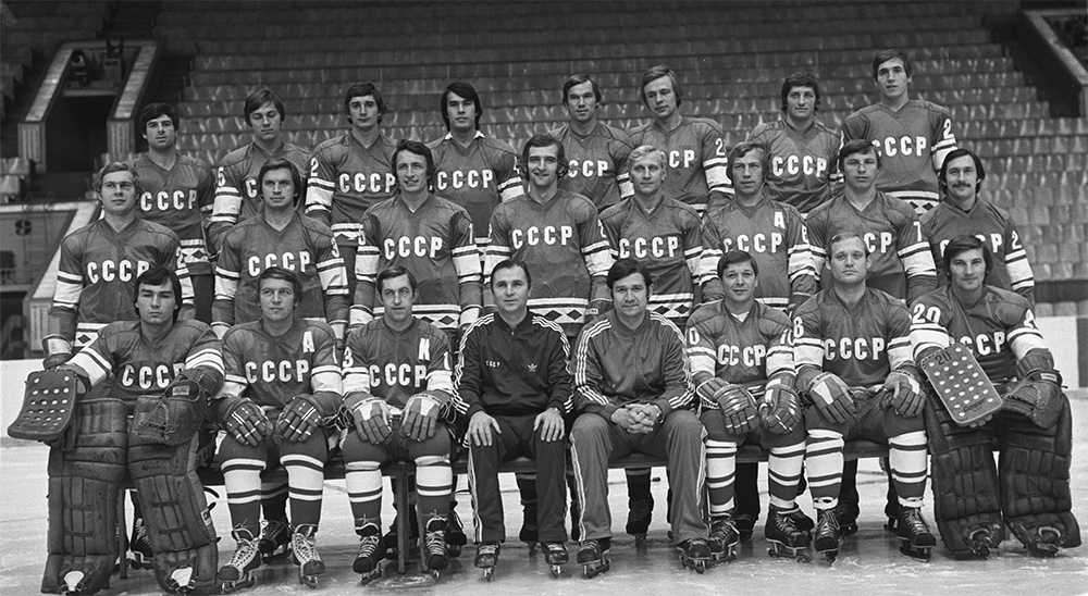    Сборная команда СССР по хоккею: Сергей Бабаринко, Владимир Шадрин, Борис Михайлов (капитан), Виктор Тихонов (тренер), Владимир Юрзин (тренер), Александр Мальцев, Владимир Петров, Владислав Третьяк (1-й ряд слева направо). Александр Волчков, Владимир Лутченко, Александр Якушев, Александр Гусев, Валерий Васильев, Владимир Цыганков, Хельмут Балдерис (2-й ряд слева направо). Валерий Харламов, Василий Первухин, Александр Белялетдинов, Владимр Бабинов, Виктор Шалимов, Александр Фетисов, Сергей Капустин, Александр Голиков (3-й ряд слева направо),1977 год. Фото: РИА Новости/ Игорь Уткин