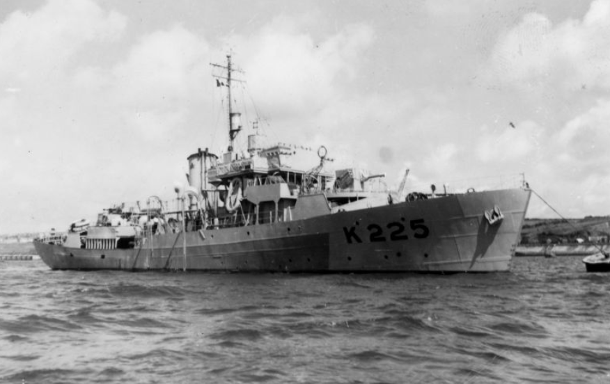 Канадский корвет «Китченер» на якорной стоянке