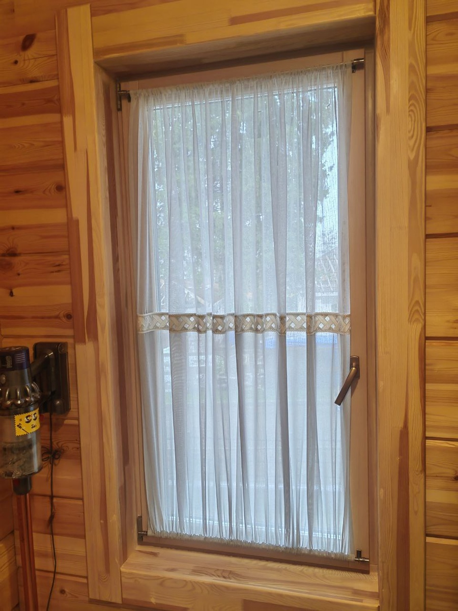 Тюль шьется на кулиске и натягивается между двумя карнизами "кафе" 