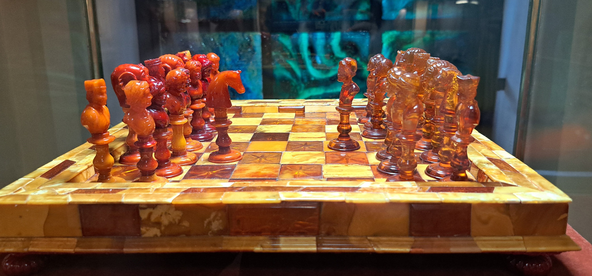 шахматы из янтаря 1979г. Копия.