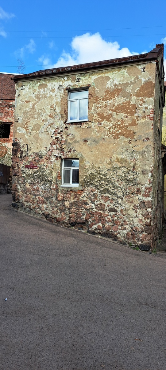 «Дом горожанина», Выборг (№ 13а) — самый старый жилой дом в России, ему почти 500 лет. построенный до 1640 года дом сохранил свой первоначальный облик. Сейчас здесь есть жилые квартиры.