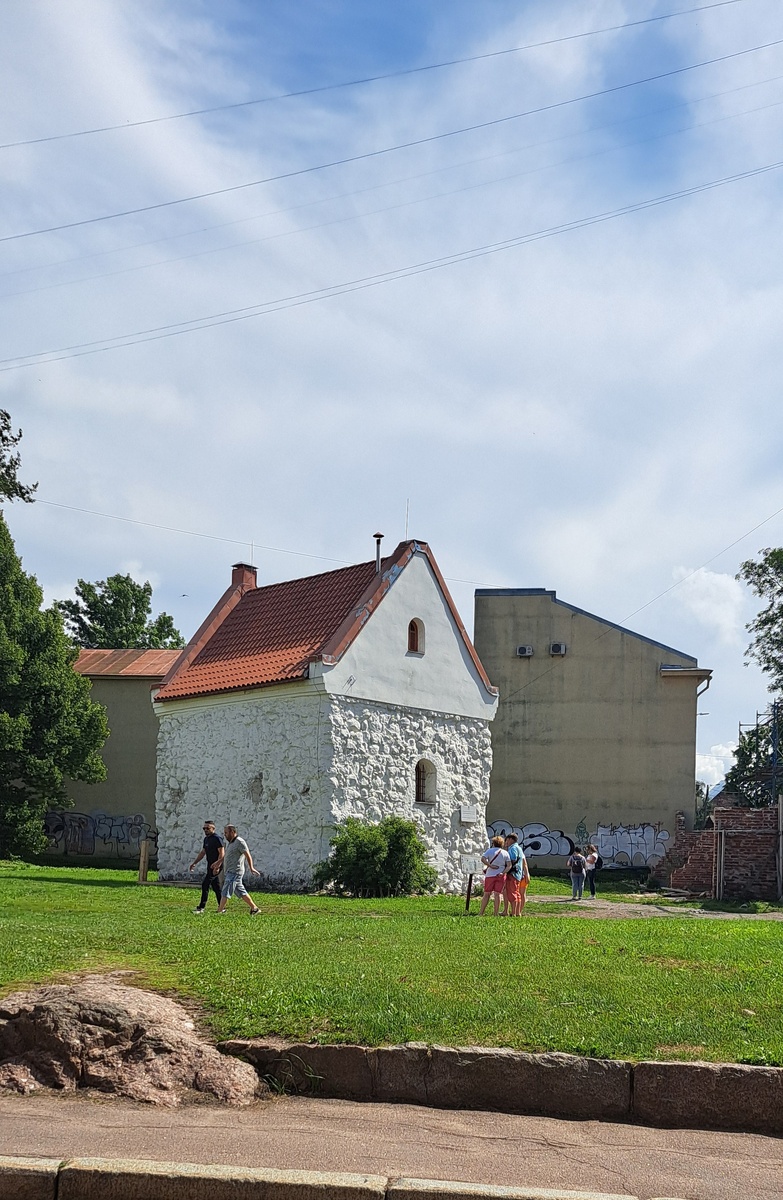 Дом купеческой гильдии Святого Духа на ул. Выборгская, 8. Самое старое общественное здание города XIV века. Изначально было жилым домом, а позже его стали использовать купцы для переговоров. Первый этаж за много веков ушел под землю и стал подвалом.