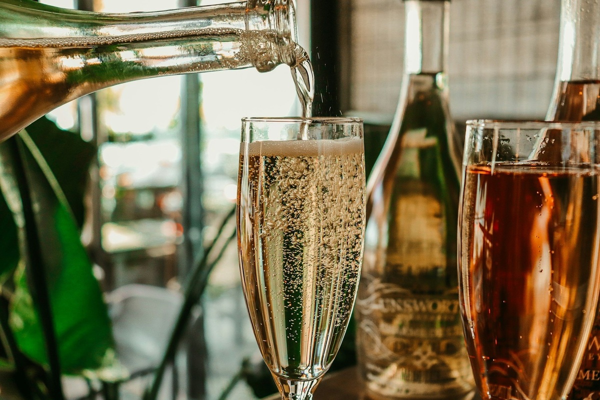     Ложка в шампанском: действительно ли столовый прибор замедляет потерю газа?