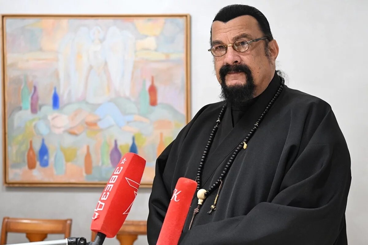    Актер, кинопродюсер Стивен Сигал во время общения с журналистами.