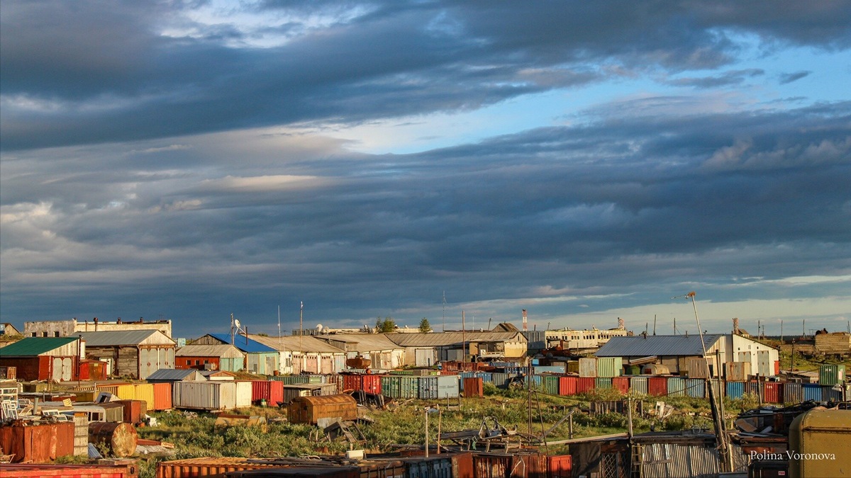 В Хатанге больше всего морских контейнеров на душу населения: как мне кажется, после завоза грузов их проще оставить здесь, чем увозить обратно