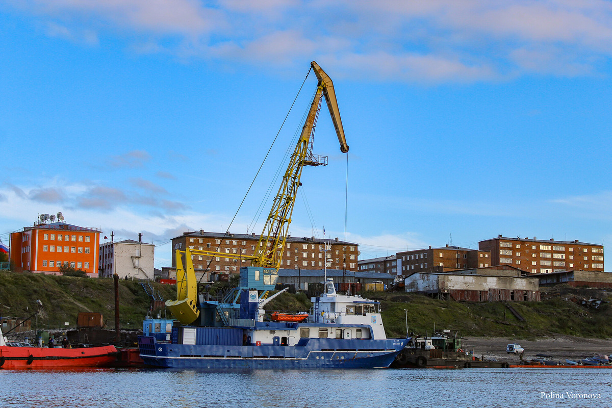 Само название Хатанга в переводе с эвенкийского означает «большая вода»: населённый пункт стоит на берегу одноимённой реки, которая в конце весны выходит из берегов
