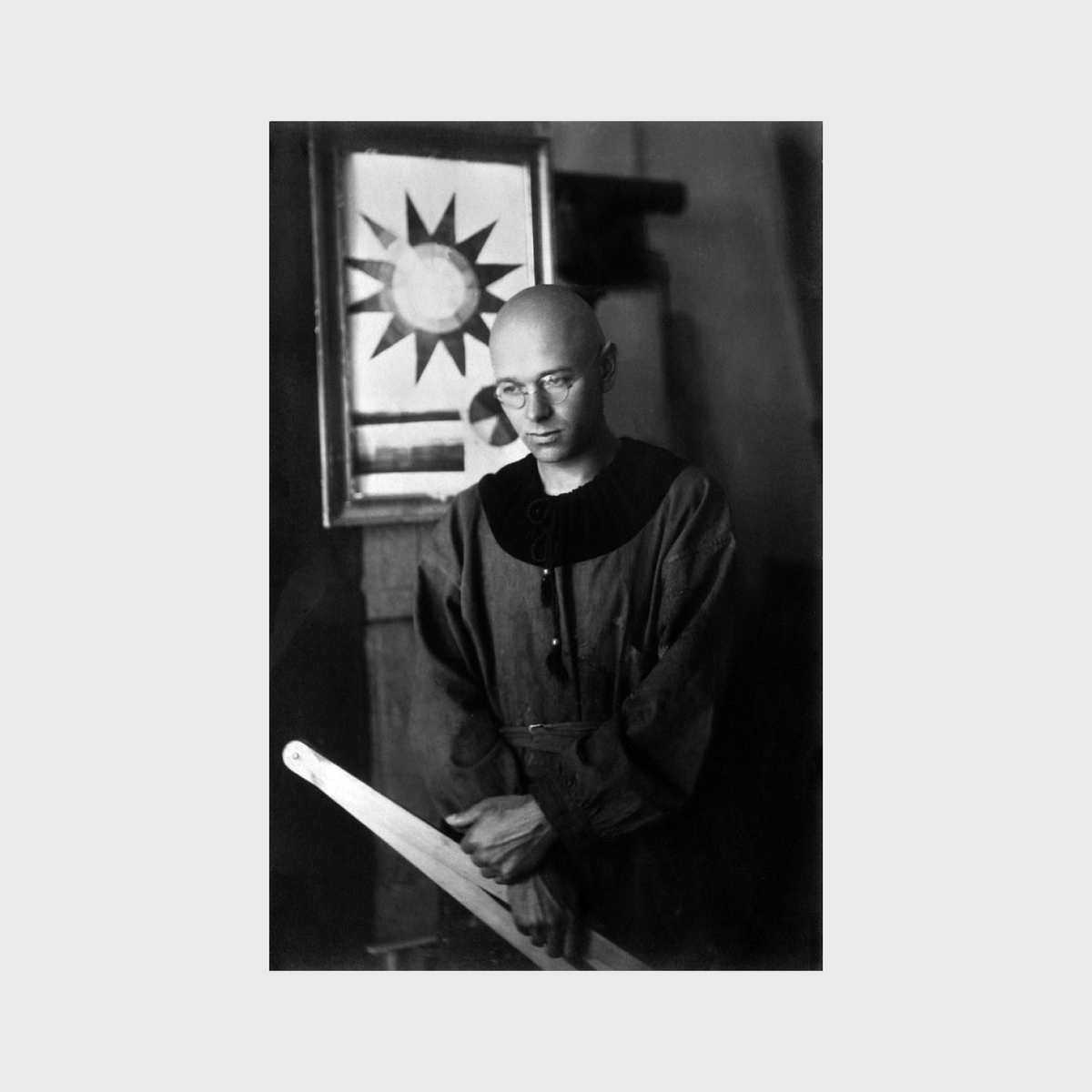 Иоханнес Иттен в одном из кабинетов университета Баухауз в Дессау