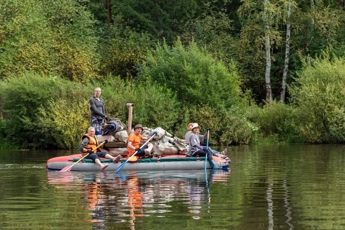    Первоуральские активисты вычистили со дна и берегов Чусовой тонну мусора