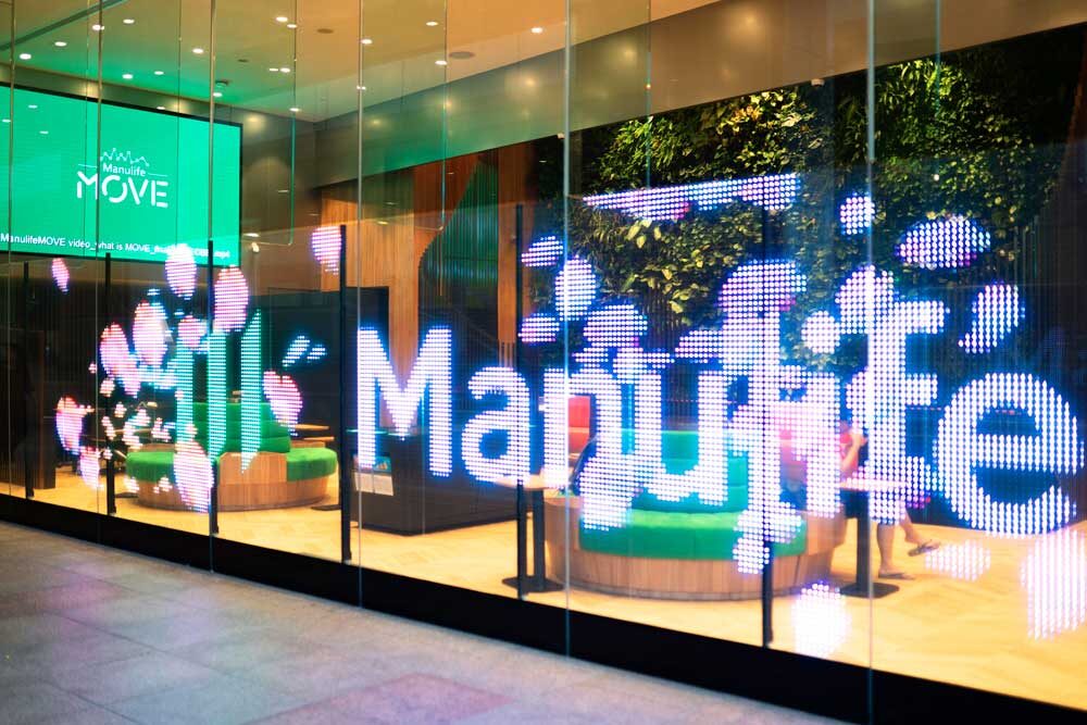 Лед-пленка на витрине кафе