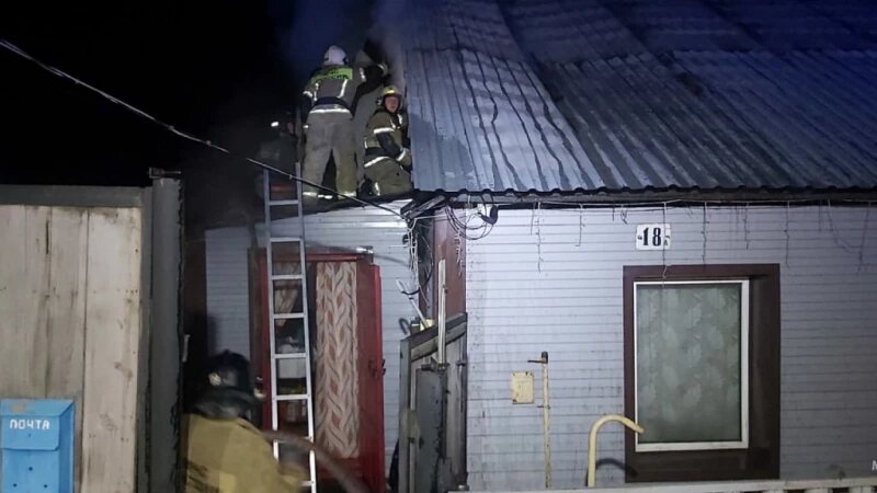     Сотрудники МЧС тушат пожар в бийском доме Пресс-служба МЧС Алтайского края