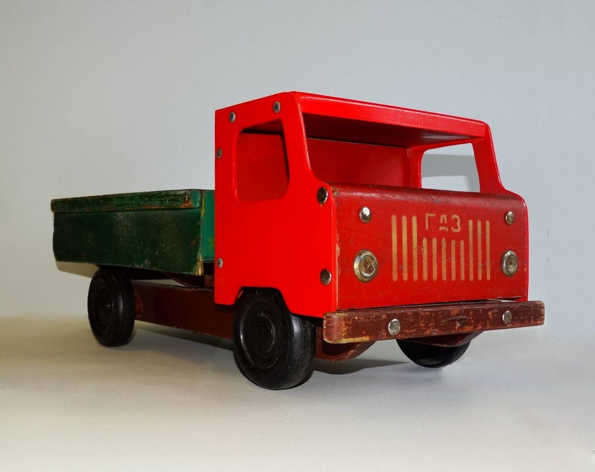 Деревянный грузовой автомобиль ГАЗ, производитель - Варгашинский завод противопожарного оборудования. Фото автора.