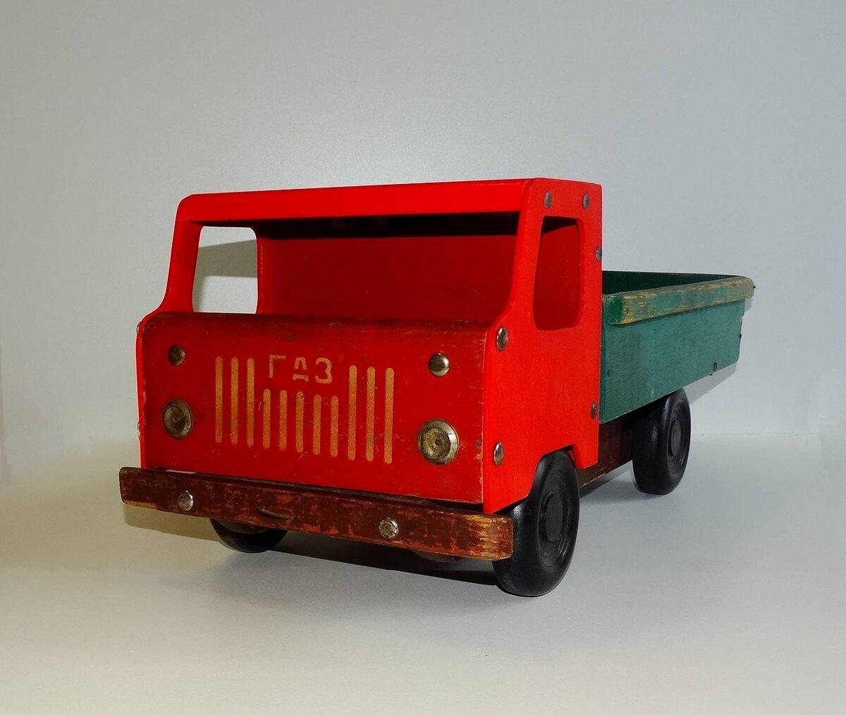 Деревянный грузовой автомобиль ГАЗ, производитель - Варгашинский завод противопожарного оборудования. Фото автора.