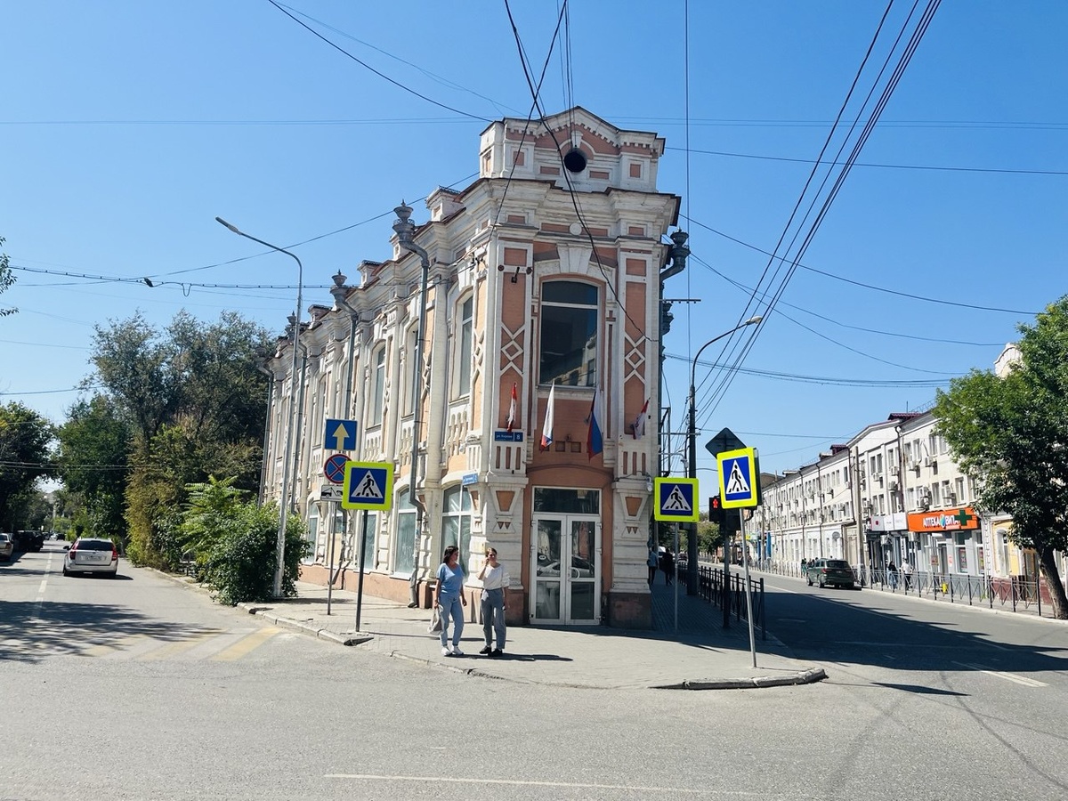 Дом-утюг на пересечении Свердлова, Тургенева и Кирова. Стоит, будто специально в угол врезался — ни пройти, ни проехать, а глаз отвести невозможно.