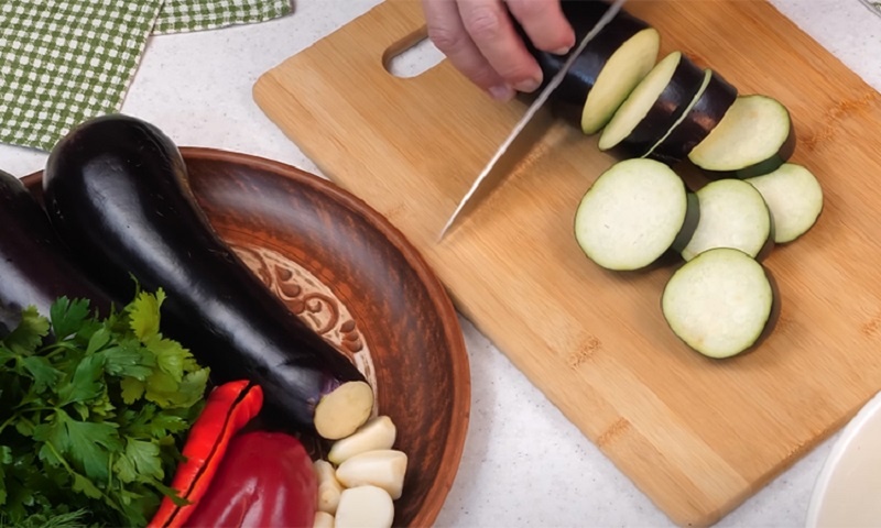 Баклажаны в чесночном маринаде: закуска с грибным вкусом и ароматной зеленью