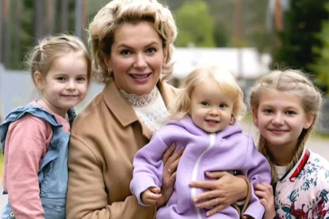 Мария Порошина жизнь актрисы. На фото Мария Порошина с детьми с детьми