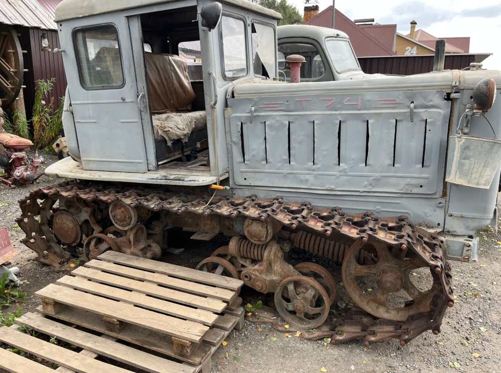 Фото старшего сына автора. Тихий трактор Т–74. Сидения диваненого типа. Гусеница натянута как струна. Ведро на фаре и гибкий стартер, для пускового двигателя, на ручке кабины. Это классика.