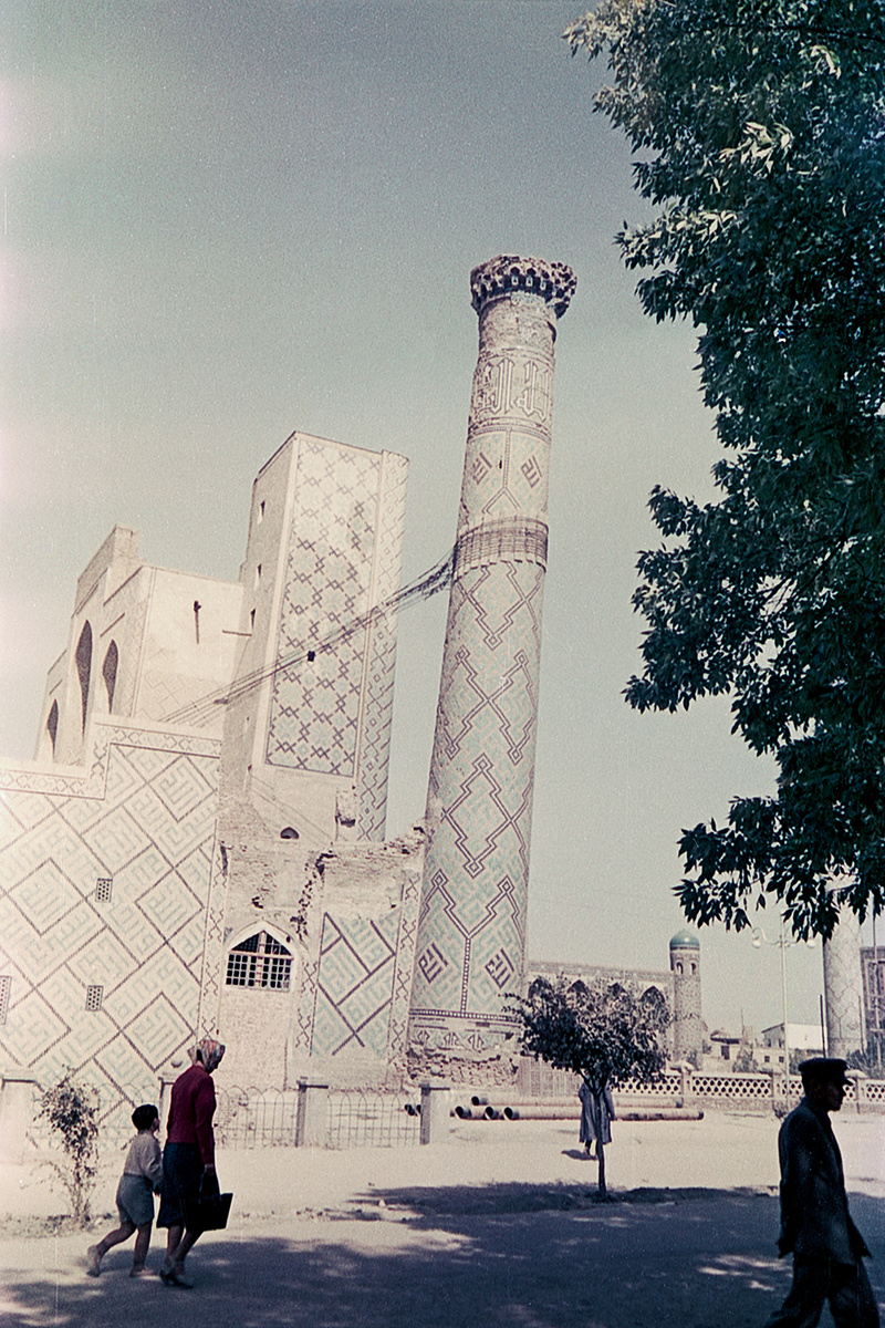 Падающий юго-восточный минарет медресе Улугбека и стальные канаты, поддерживающие его. Самарканд, октябрь 1962 года