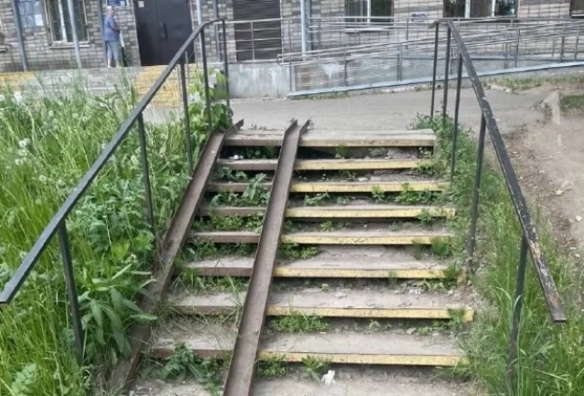    В Ярославле требуют починить лестницу, ведущую к поликлинике