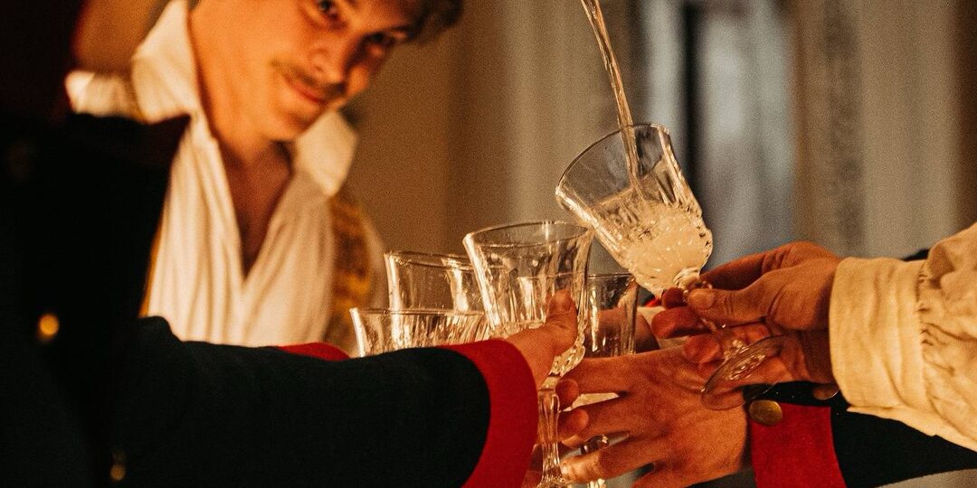 Мы поднимаем эти бокалы за День российского кино