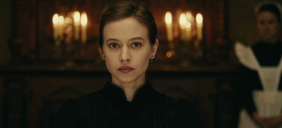 Кадр из фильма «Бал безумных женщин» (2021)