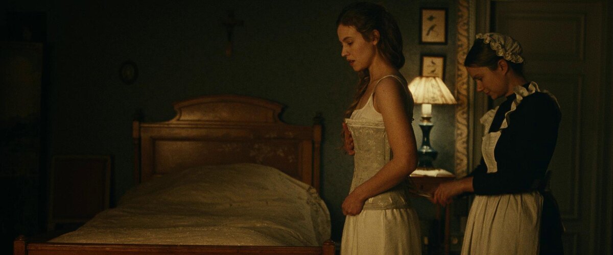 Кадр из фильма «Бал безумных женщин» (2021)